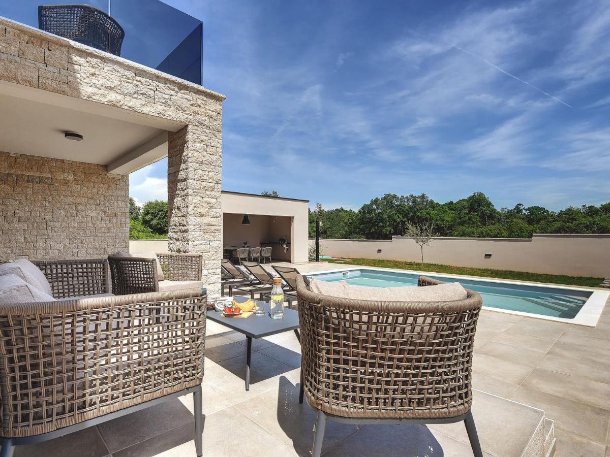 Modern With Swimming Pool Vila *