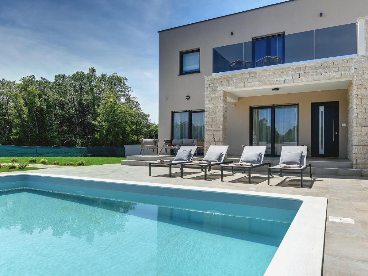 Vila Modern With Swimming Pool Pula