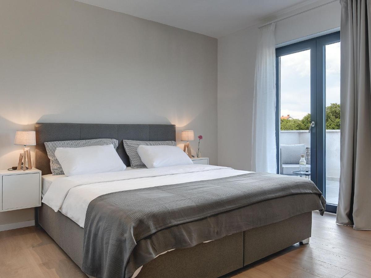 Modern With Swimming Pool Vila Pula