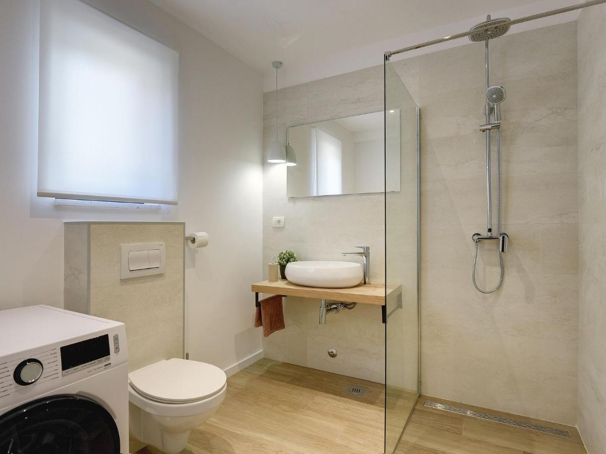 Modern With Swimming Pool * Pula