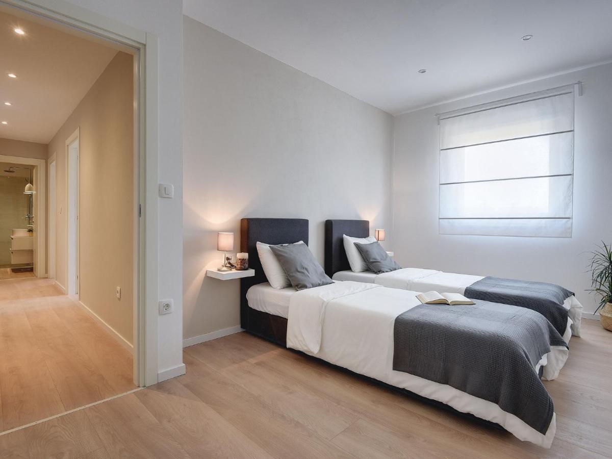 Modern With Swimming Pool Vila *