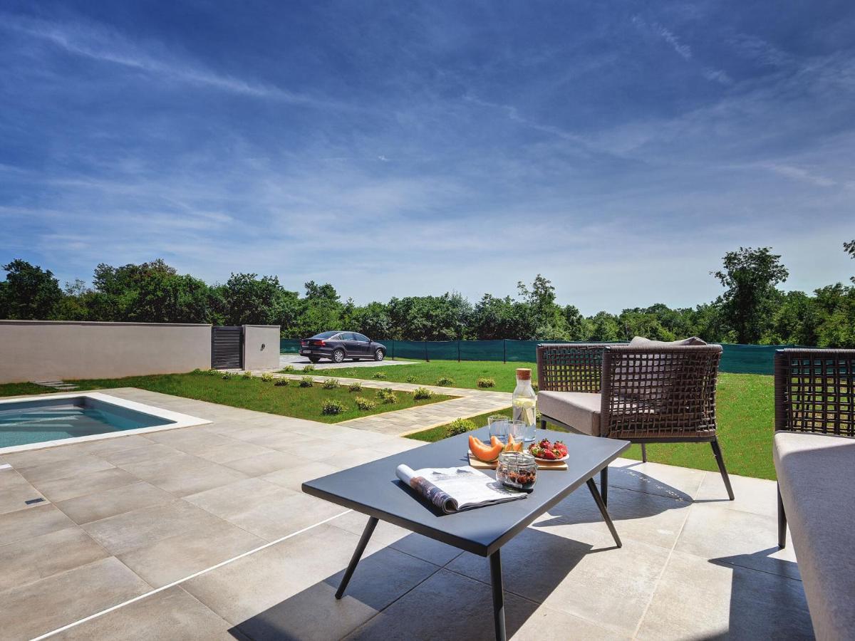 Vila Modern With Swimming Pool