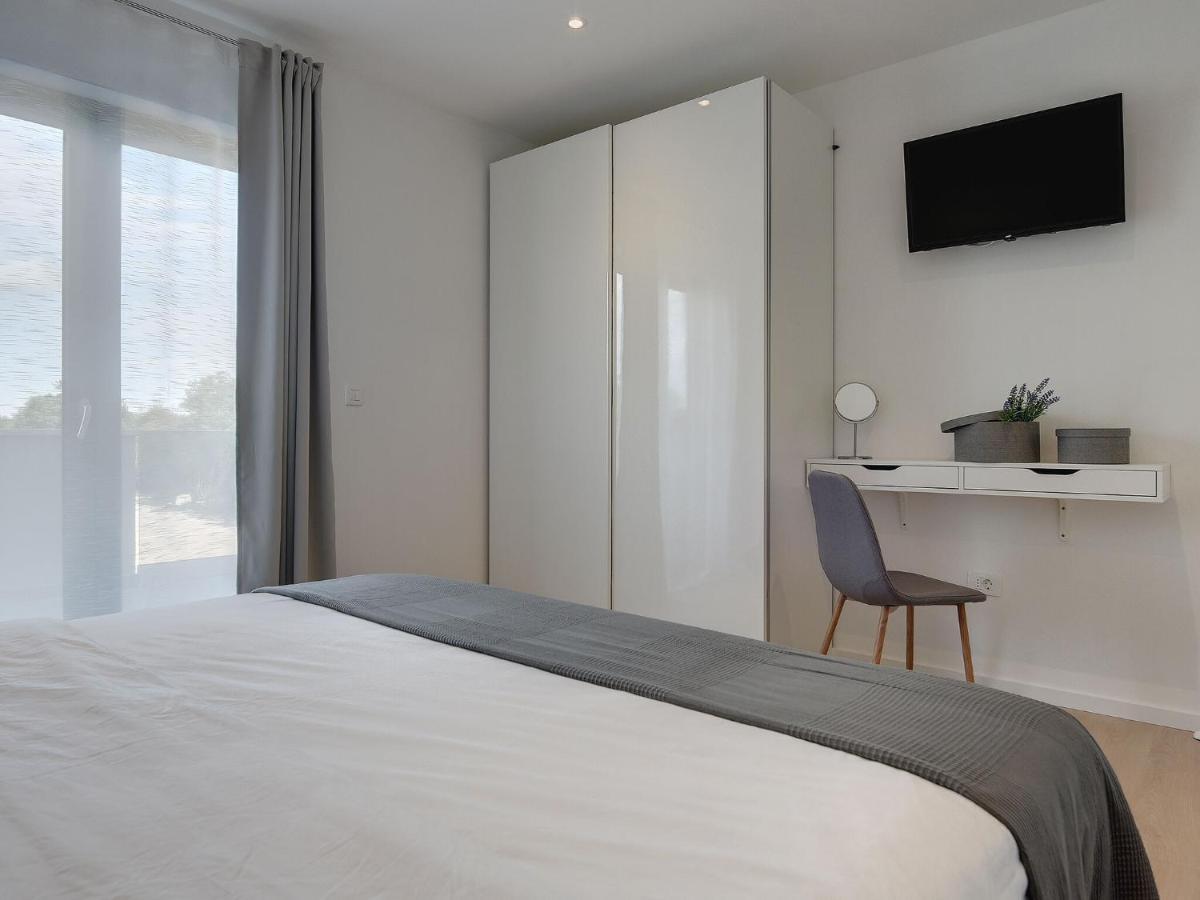 Vila Modern With Swimming Pool Pula