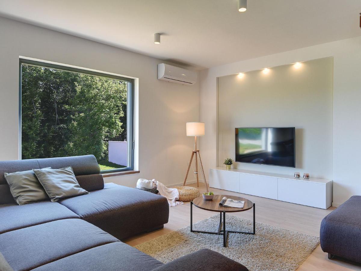 Modern With Swimming Pool Pula
