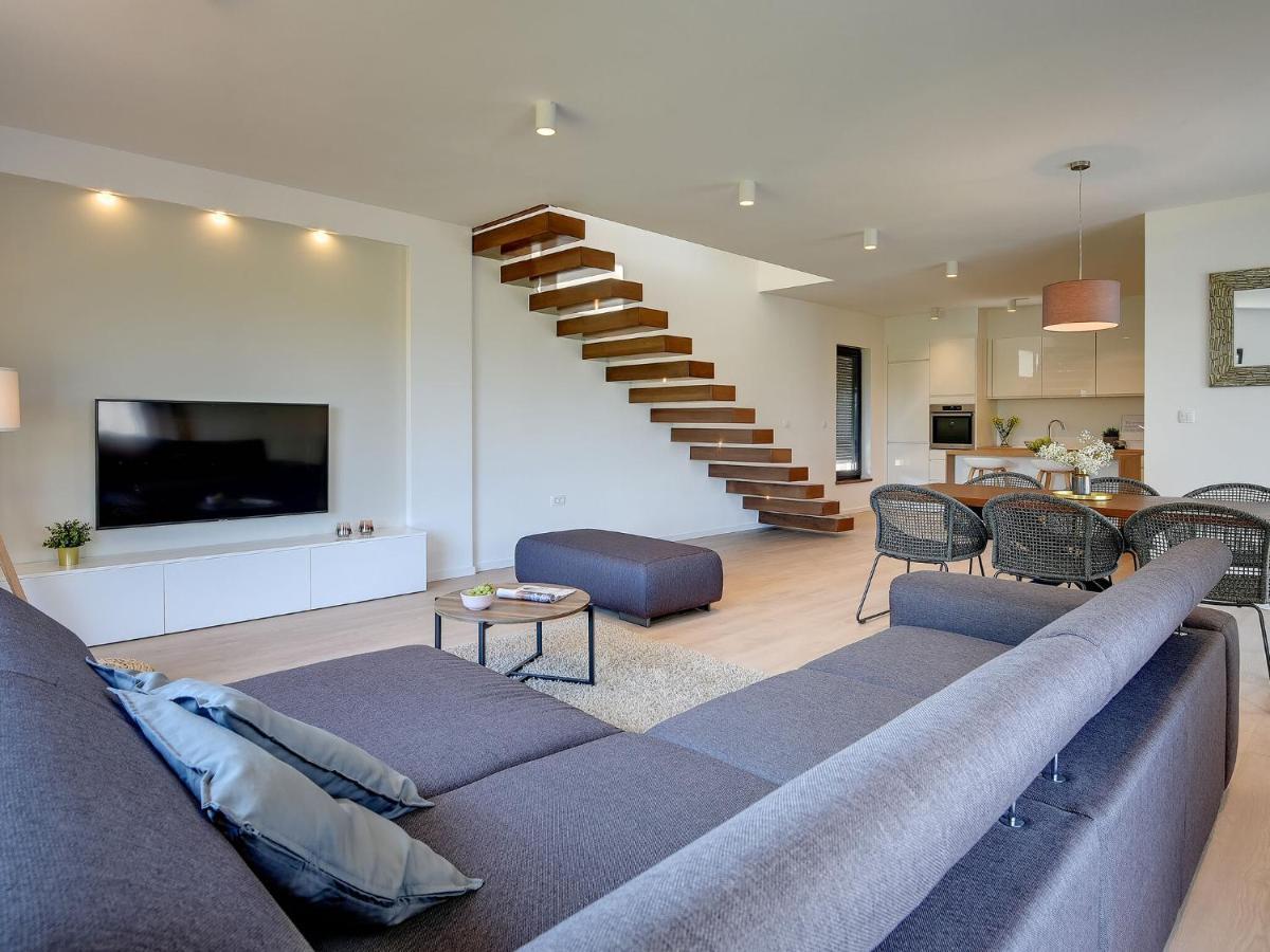 Vila Modern With Swimming Pool