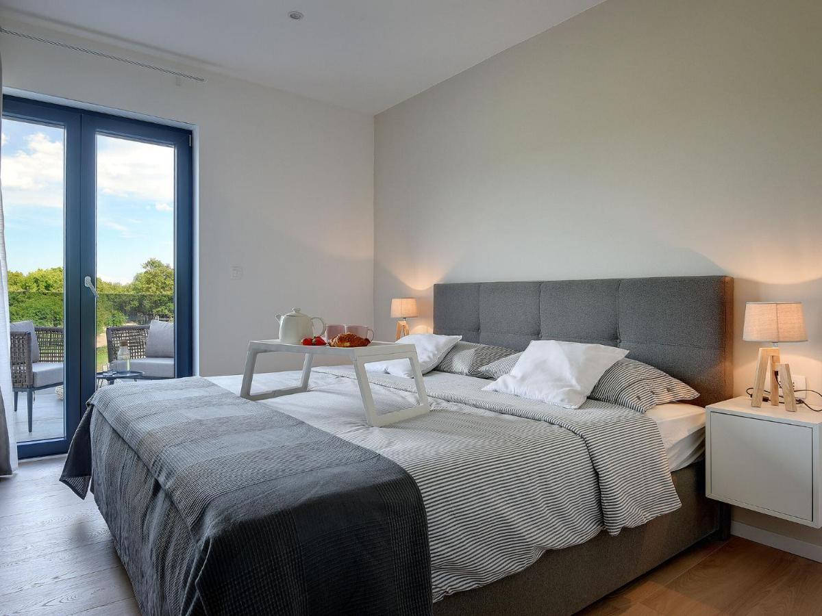 Vila Modern With Swimming Pool