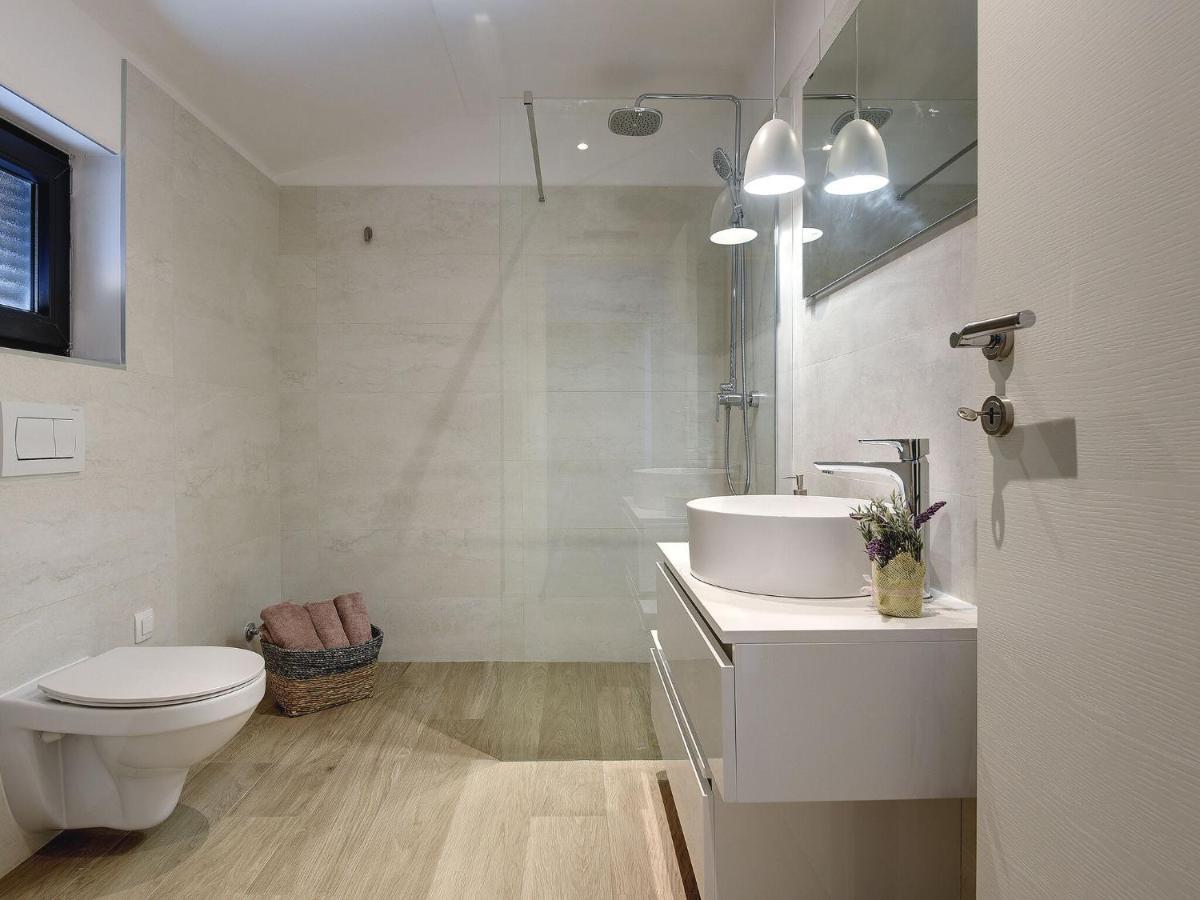 Vila Modern With Swimming Pool *