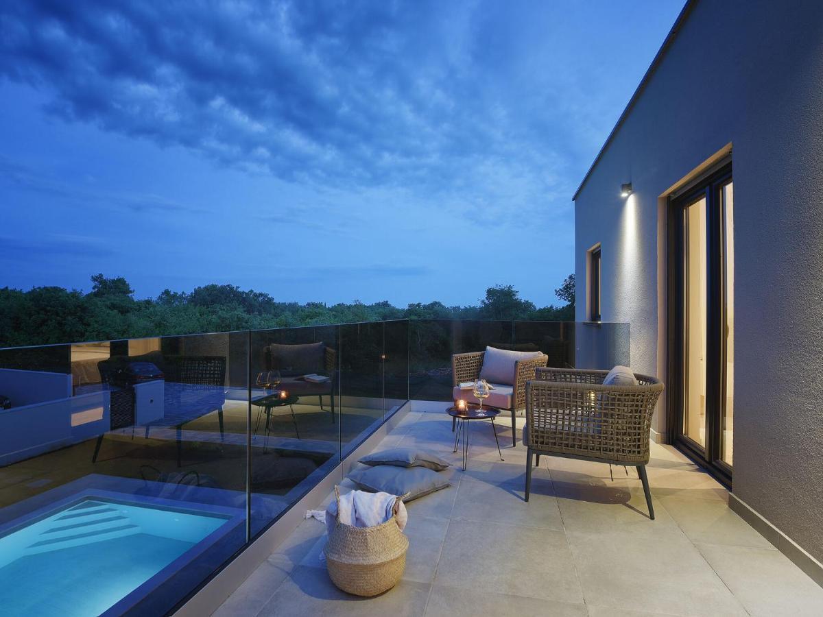 Modern With Swimming Pool * Pula