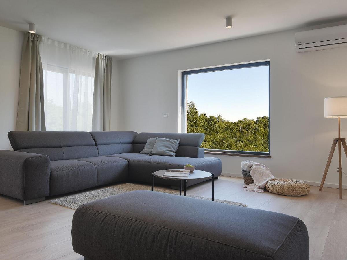 Modern With Swimming Pool Vila Pula