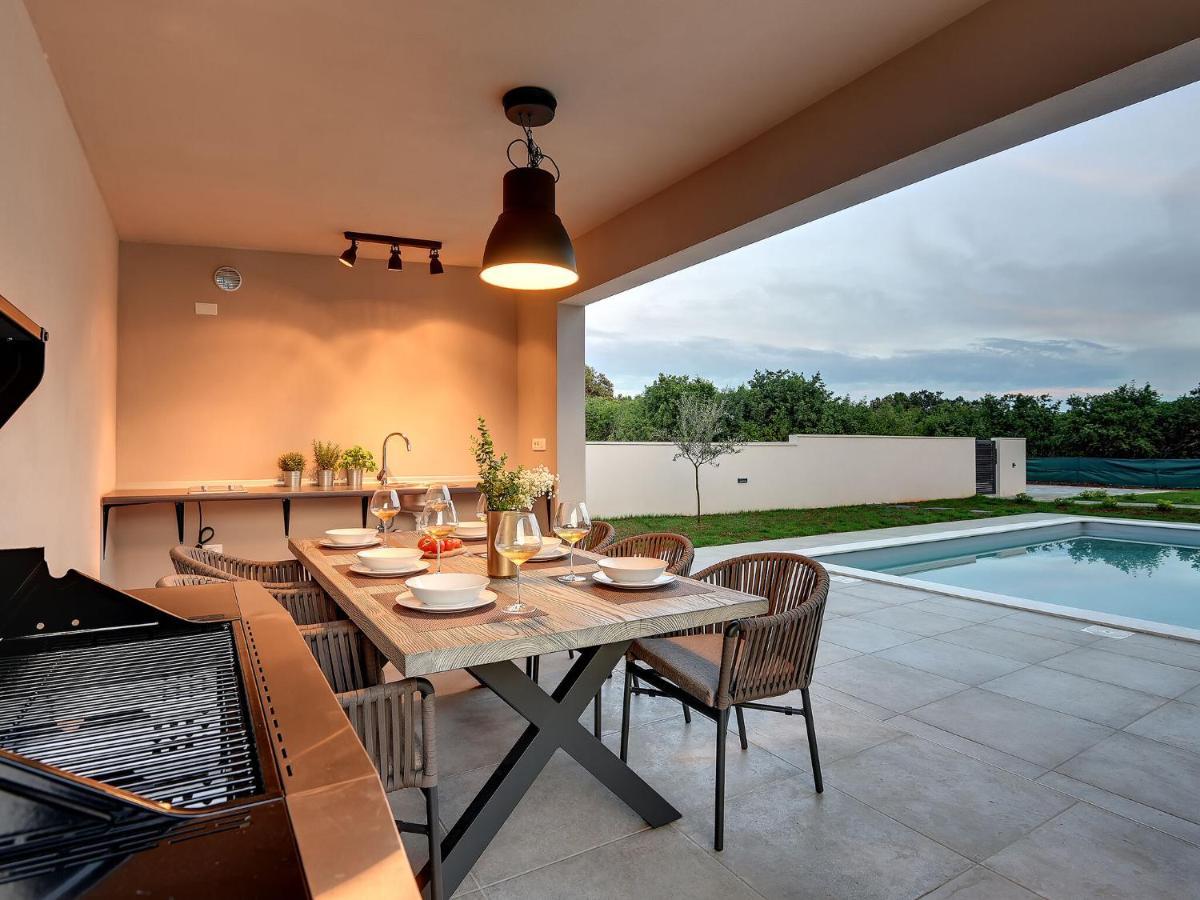Modern With Swimming Pool Vila Pula
