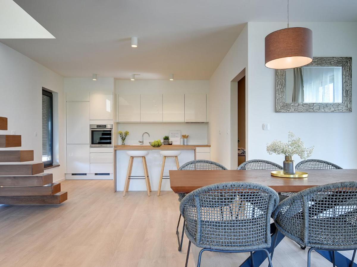 Modern With Swimming Pool Vila