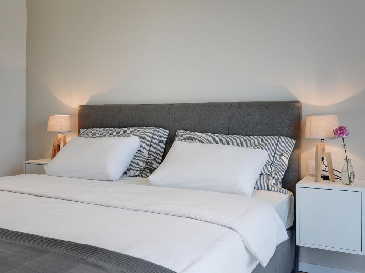 Modern With Swimming Pool Vila *